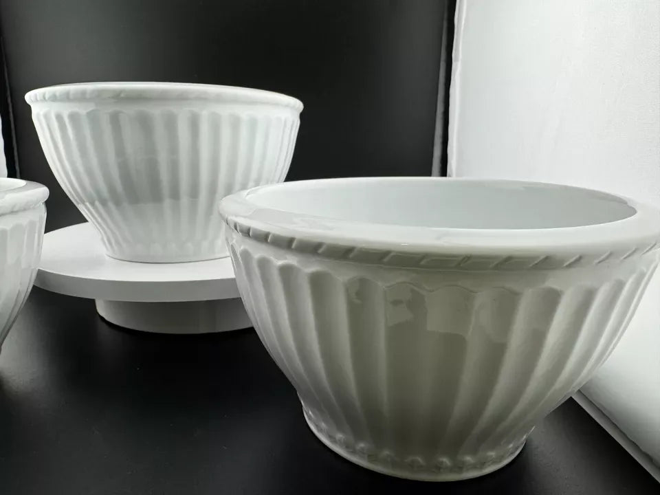 Coventry Bowl Parthenon Pattern White in Excellent Condition